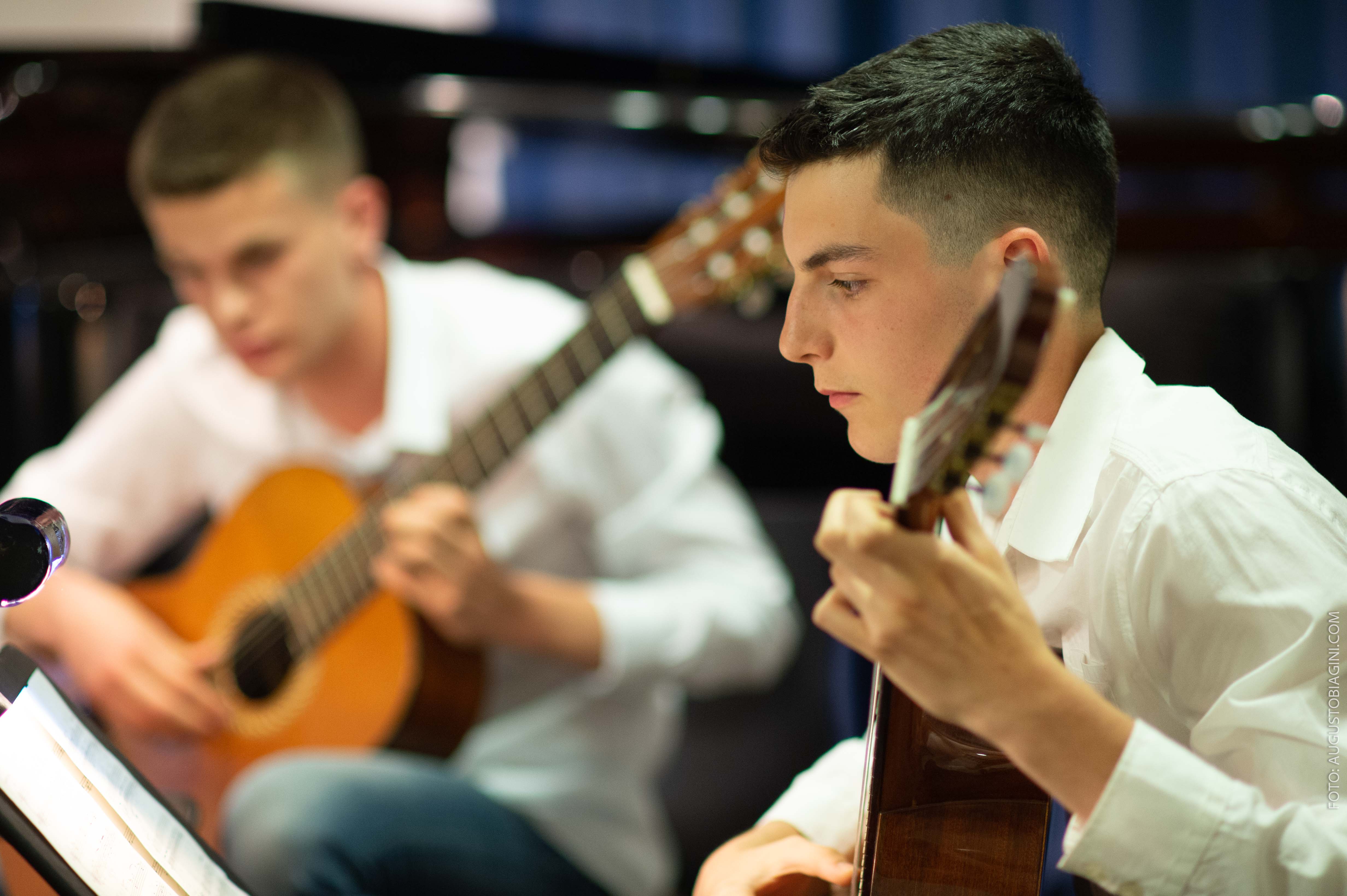 Giovani allievi che suonano la chitarra