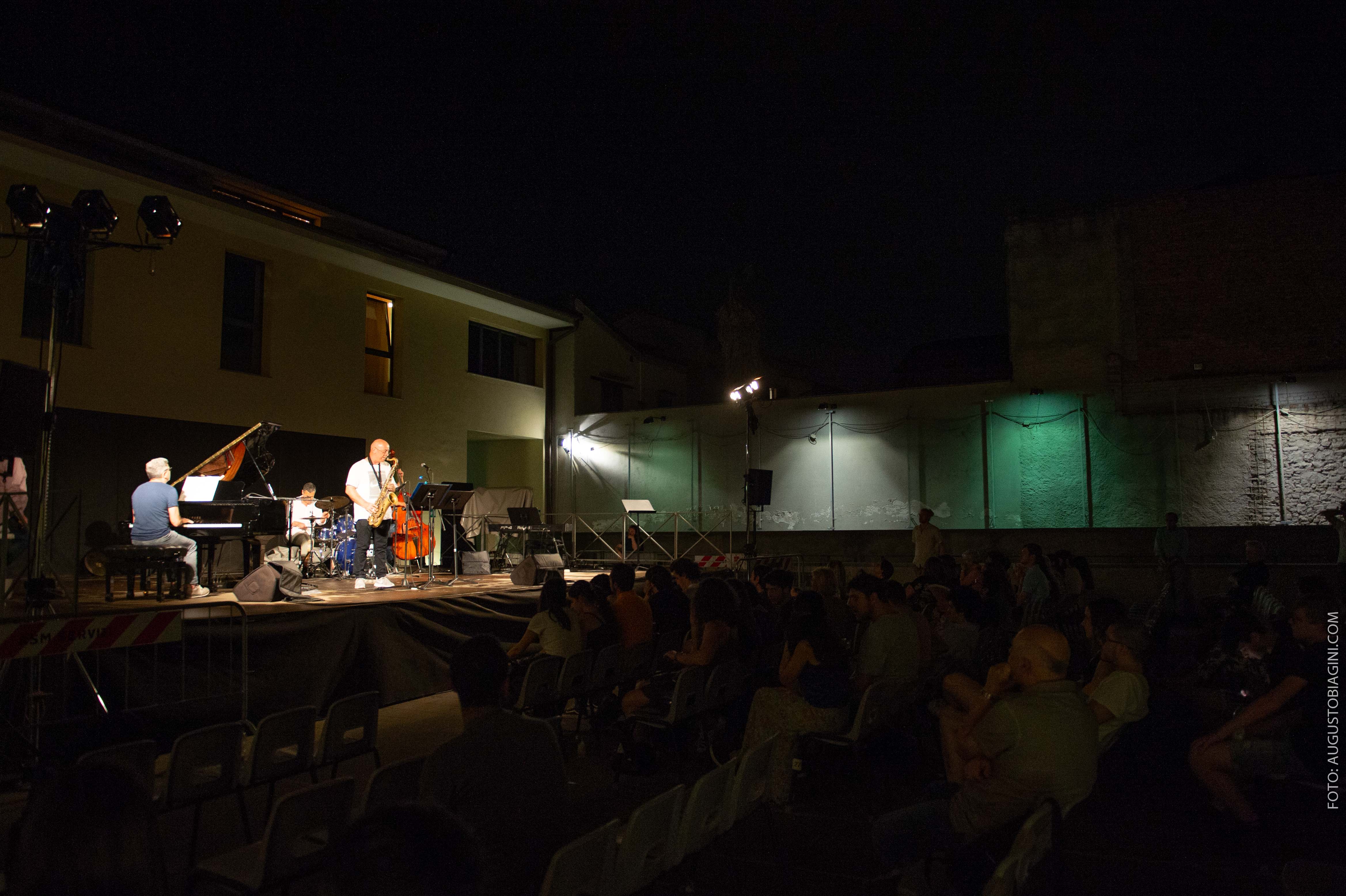 Gruppo di persone che si esibiscono su un palco all'aperto