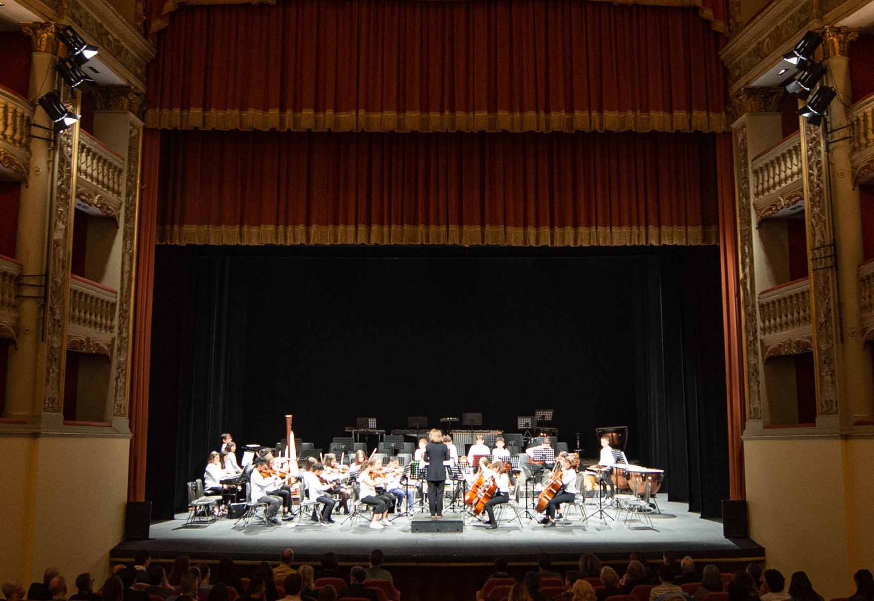 Orchestra di bambini che suona sul palco del Teatro Metastasio
