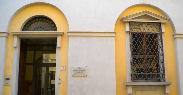 Portoni della Scuola di musica Verdi a Prato